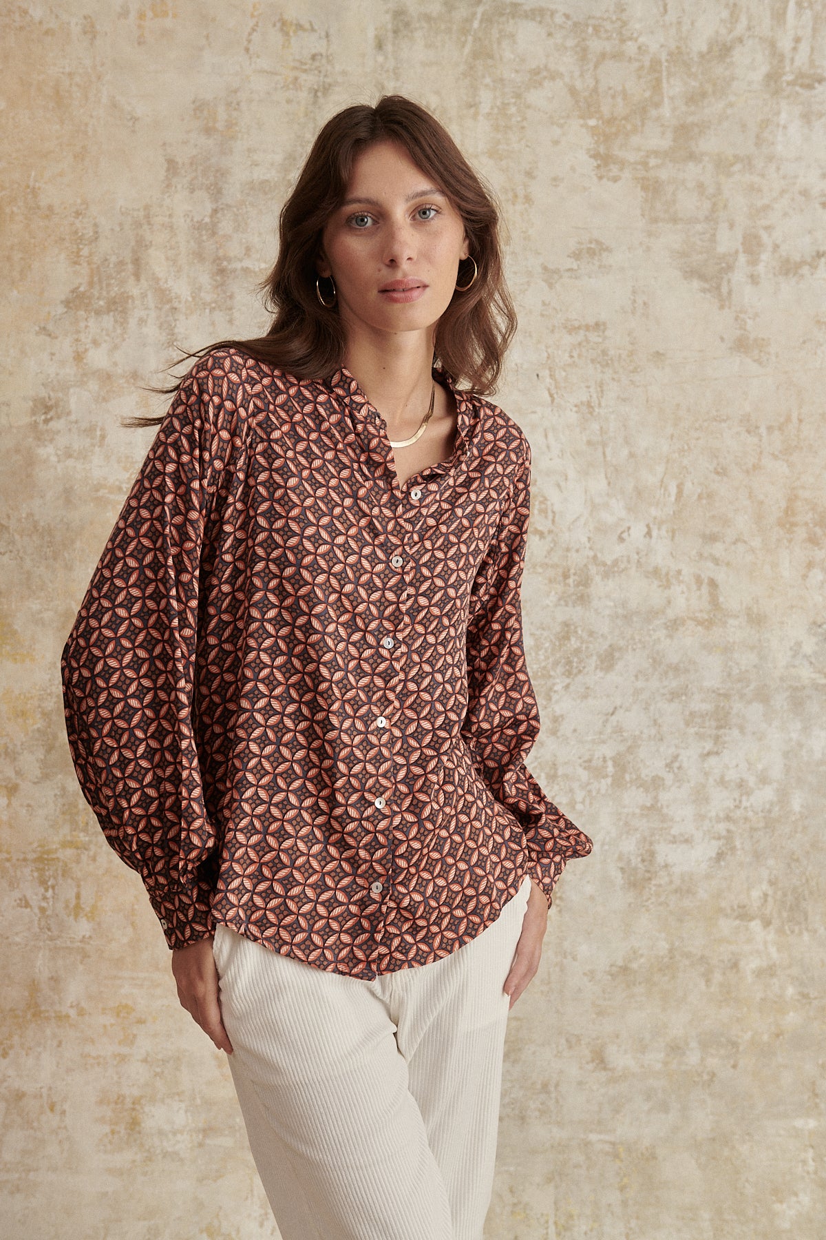 Chemise imprimée marron à manches longues et coupe ample vêtement femme