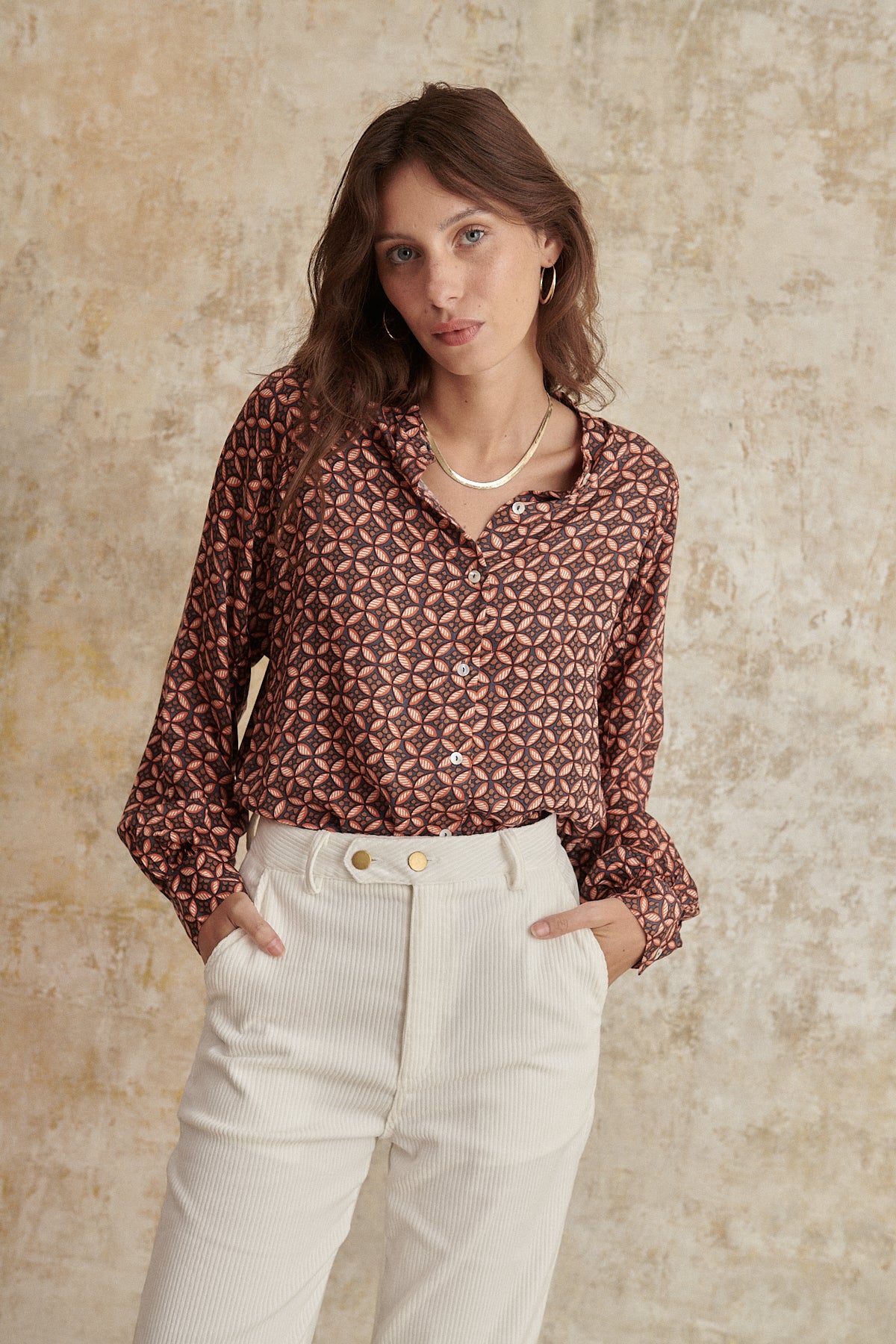Chemise imprimée marron à manches longues et coupe ample vêtement femme