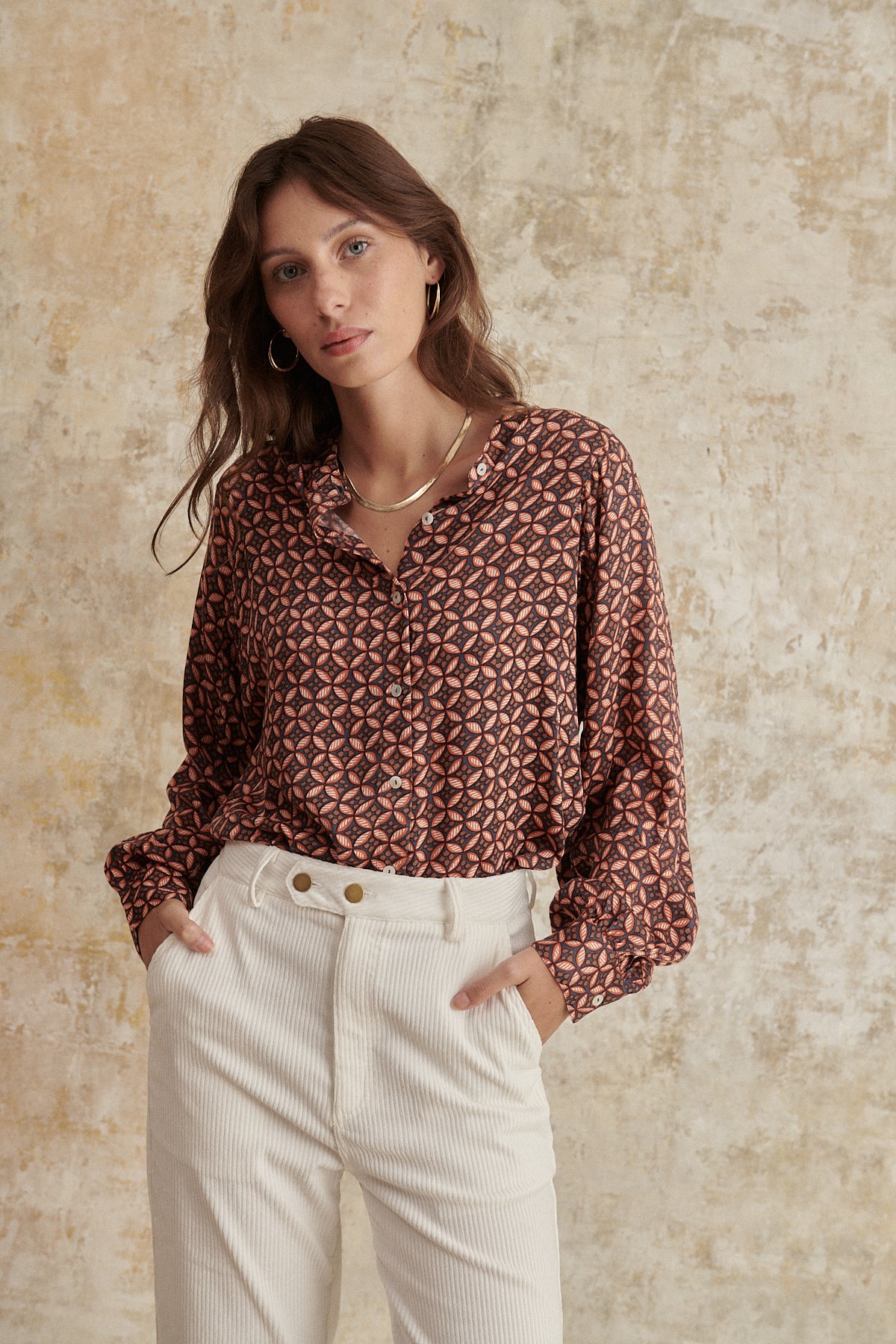 Chemise imprimée marron à manches longues et coupe ample vêtement femme