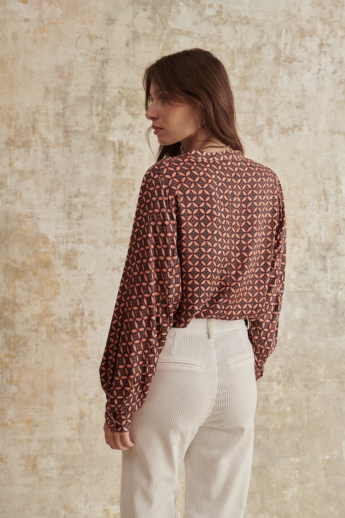 Chemise imprimée marron à manches longues et coupe ample vêtement femme