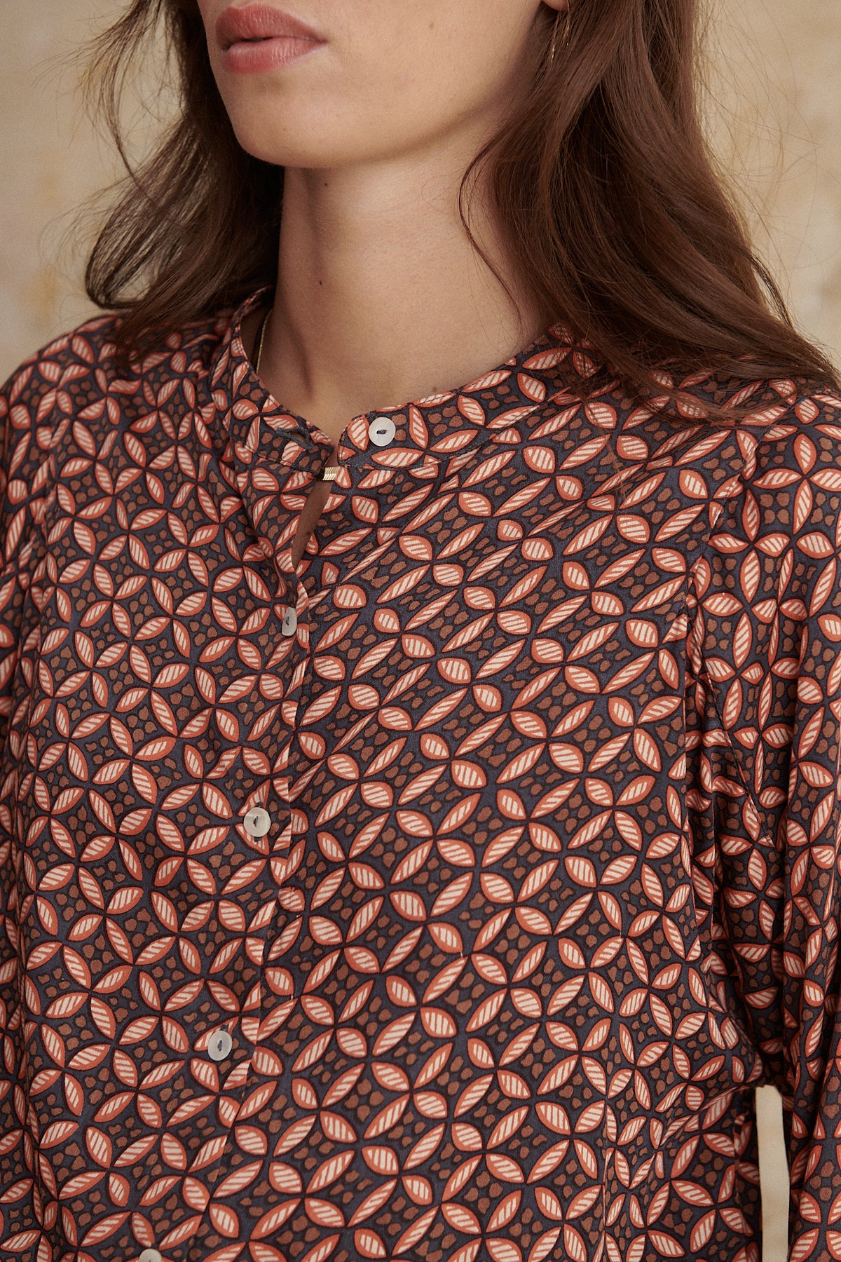 Chemise imprimée marron à manches longues et coupe ample vêtement femme
