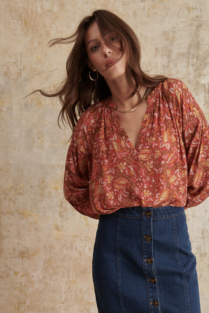 Blouse imprimée avec manches longues boutonnées col V et emmanchure raglan vêtement femme 