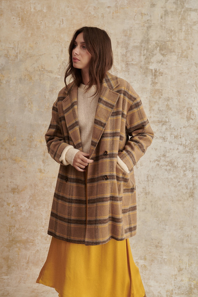 Manteau doublé à carreaux beige oversize avec poches à l'avant coupe ample vêtement hiver femme
