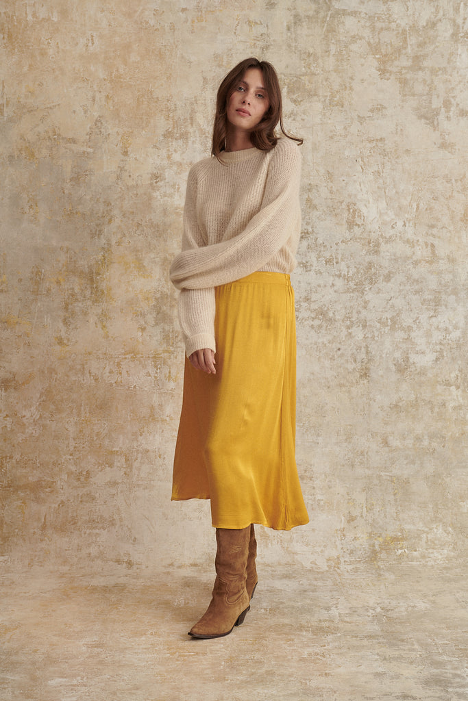 Jupe midi satinée couleur jaune coupe fluide et légère bas femme mode mi-saison