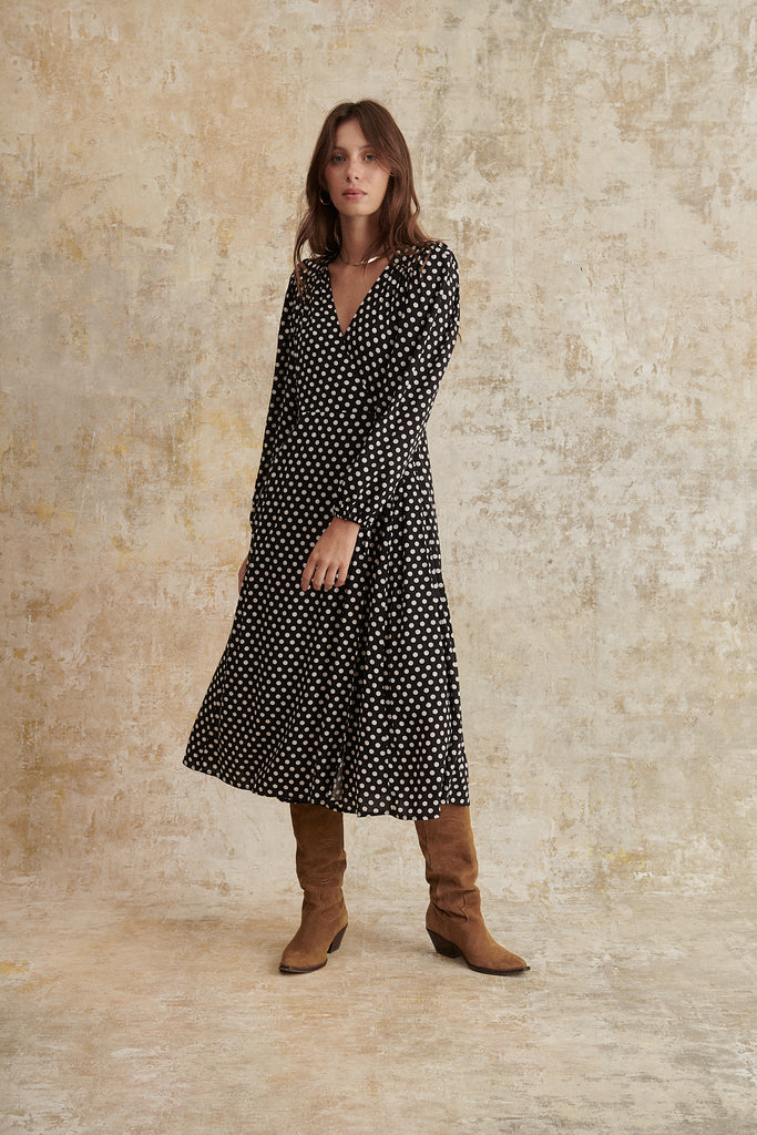 Robe noire midi portefeuille imprimée pois blancs avec manches longues élastiquées et col v femme