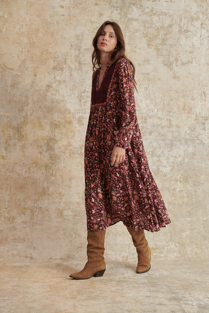 Robe couleur aubergine bordeaux longueur midi avec imprimé à manches longues avant avec plastron