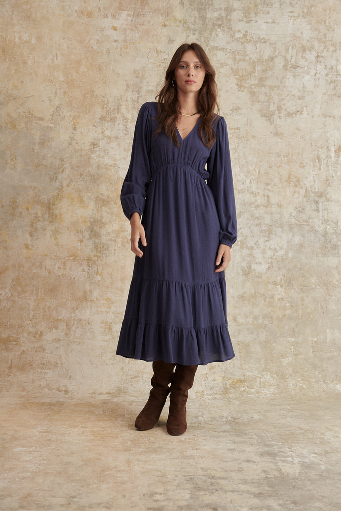 Robe longue bleue couple ample avec manches bouffantes élastiquées fronces en bas et col V 