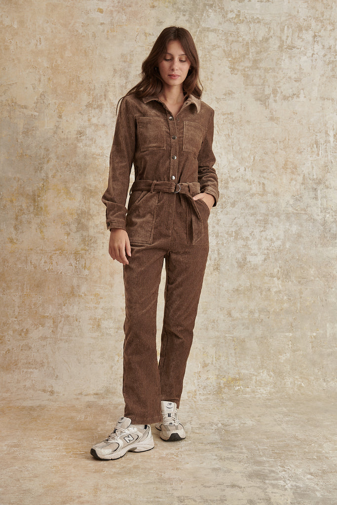 Combinaison coloris taupe workwear avec ceinture amovible et patte de boutonnage vêtement femme