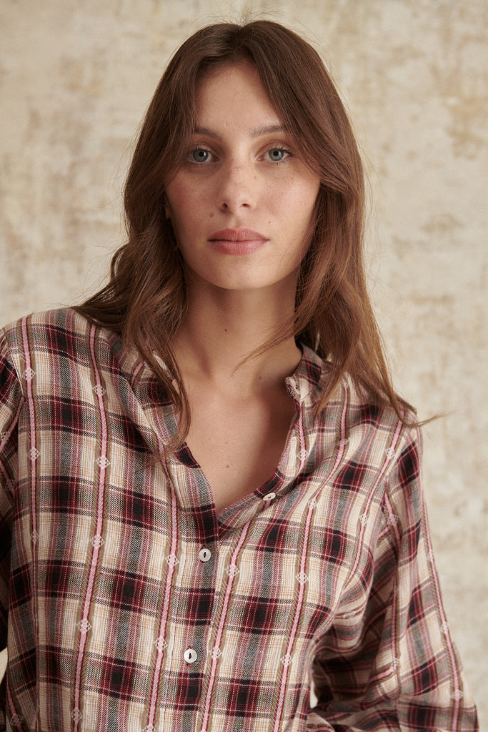 Chemise manches longues à carreaux bordeaux avec patte de boutonnage vêtement femme 