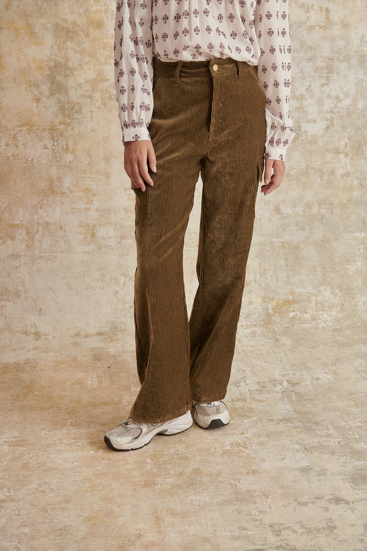 Pantalon cargo taille mi-haute en velours taupe coupe droite avec poches à rabat sur les côtés femme