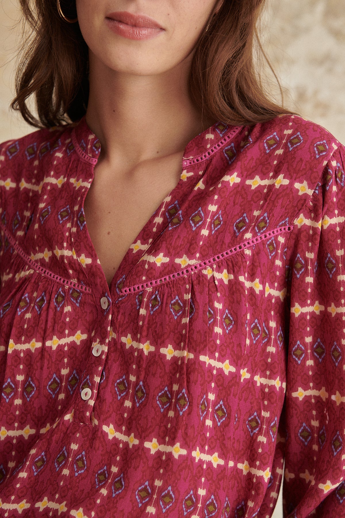 Blouse imprimée manches longues boutonnées avec découp à l'avant détails fronce et dentelle 