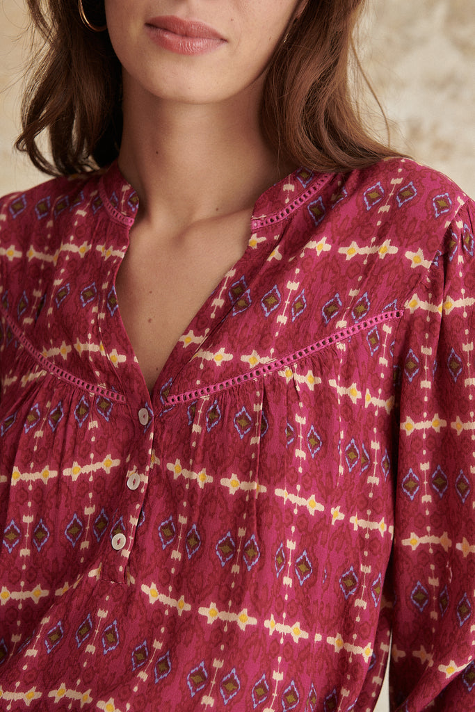 Blouse imprimée manches longues boutonnées avec découp à l'avant détails fronce et dentelle 