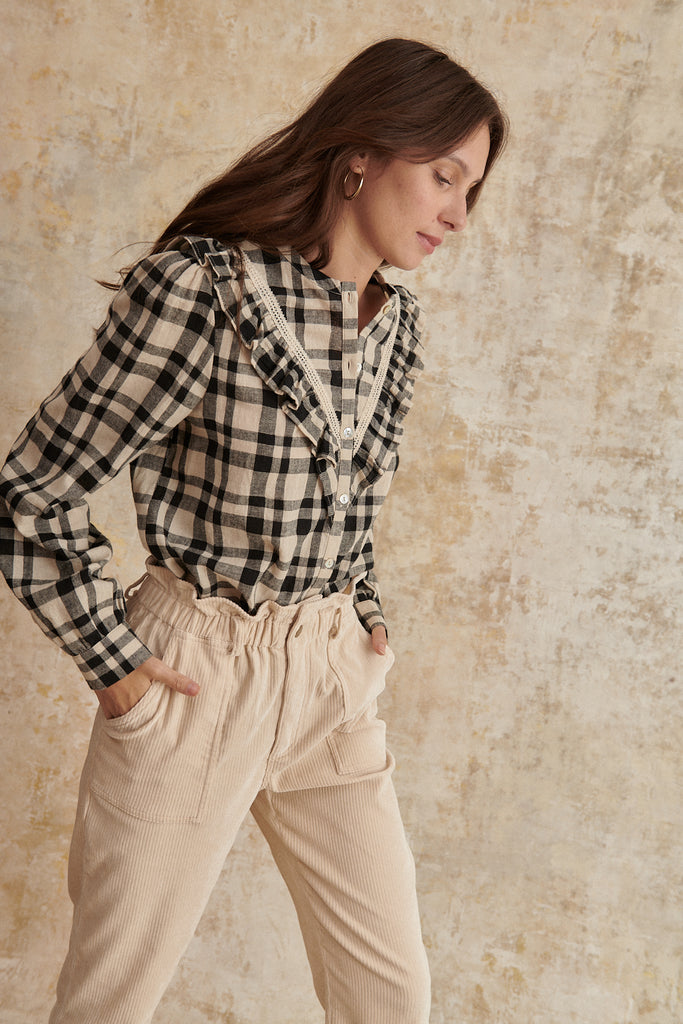 Pantalon en velours beige avec taille élastiquée et poches italiennes à l'avant vêtement femme