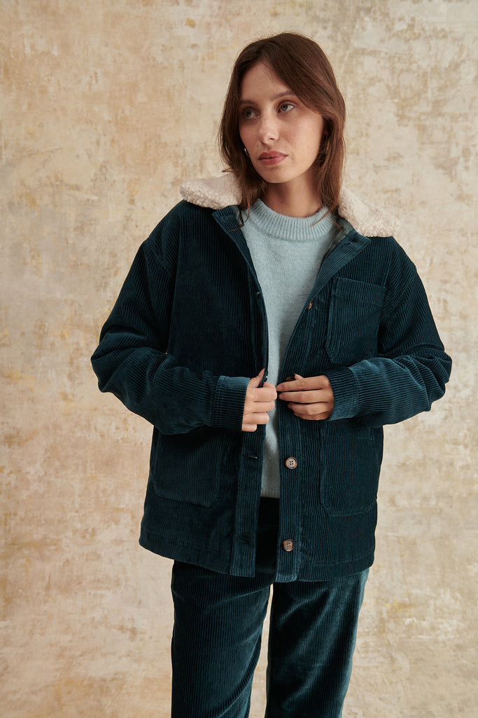 Veste verte workwear en velours matelassé porté ample avec poches avant femme hiver