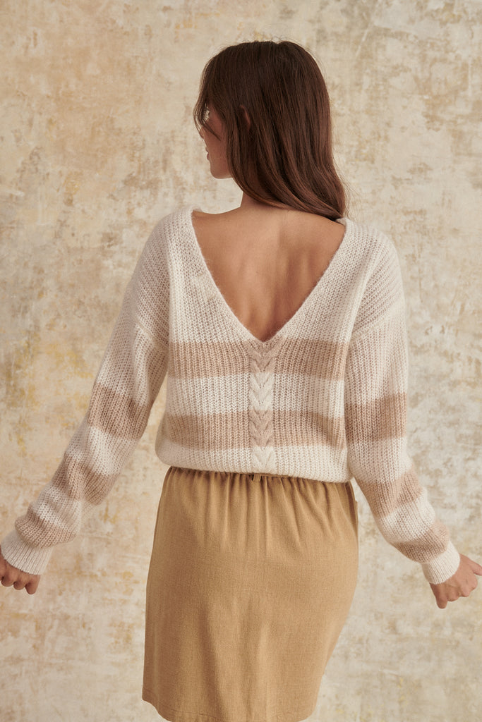 Pull à rayures écru avec encolure ronde avant et V dans le dos pull femme col rond