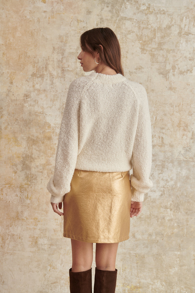 Jupe dorée courte avec fermeture à zip et bouton sur le devant vêtement femme tenue festive