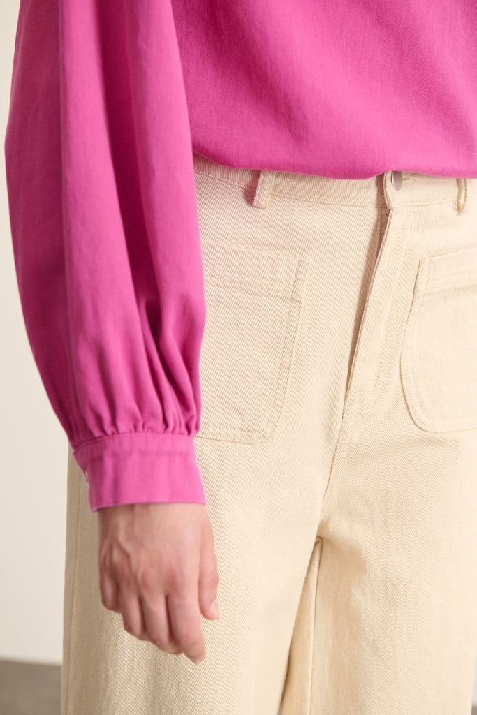 Femme portant la blouse BEA fuchsia en toile sergée de coton à col rond et manches longues, Garance Paris.