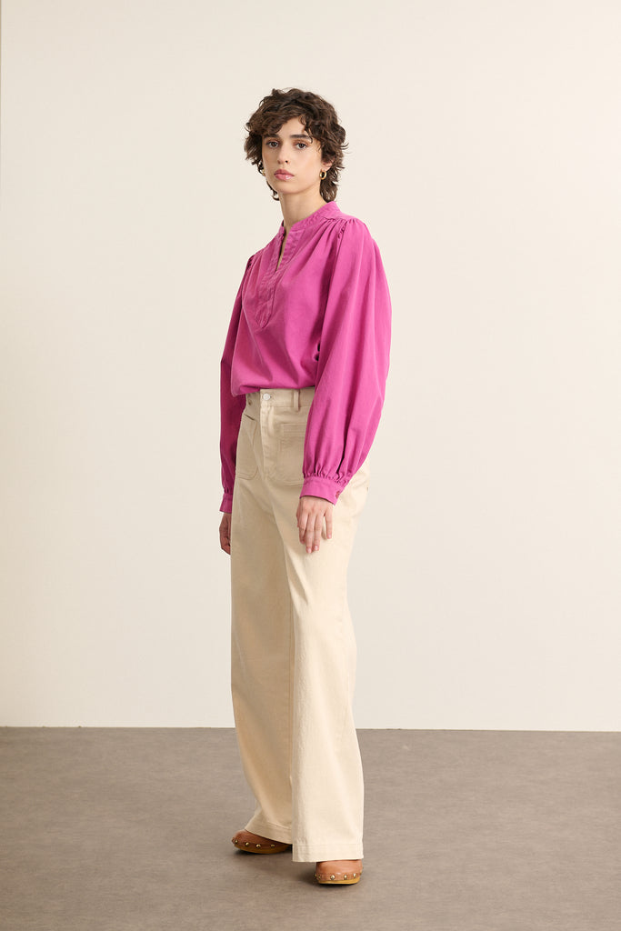 Blouse BEA coloris fuchsia au col rond simple et dégagé aux manches longues avec finitions cousus ton sur ton.