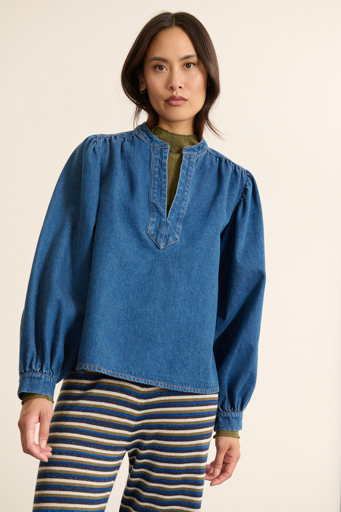 Haut pour femme Garance Paris, à la coupe ample en jean, la blouse BEA entièrement fabriquée en coton. 