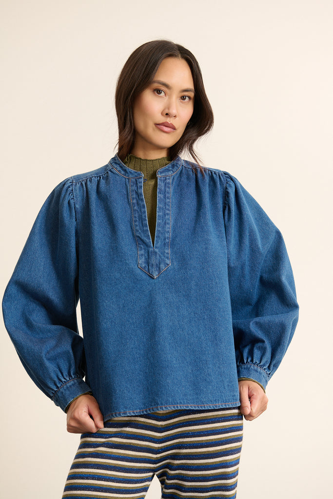 Vue arrière de la blouse en jean, empiècement haut avec fronces généreuses apportant ampleur et mouvements dans le dos. 