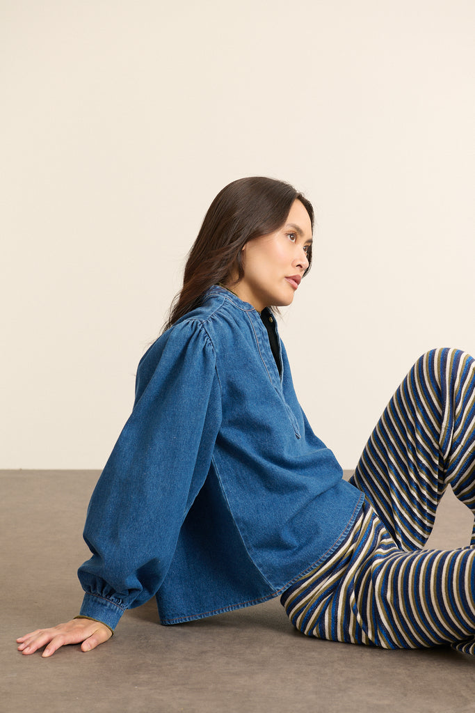 Blouse entièrement fabriquée en coton, à la coupe ample coloris bleu avec découpes de dos et devant et fronces.
