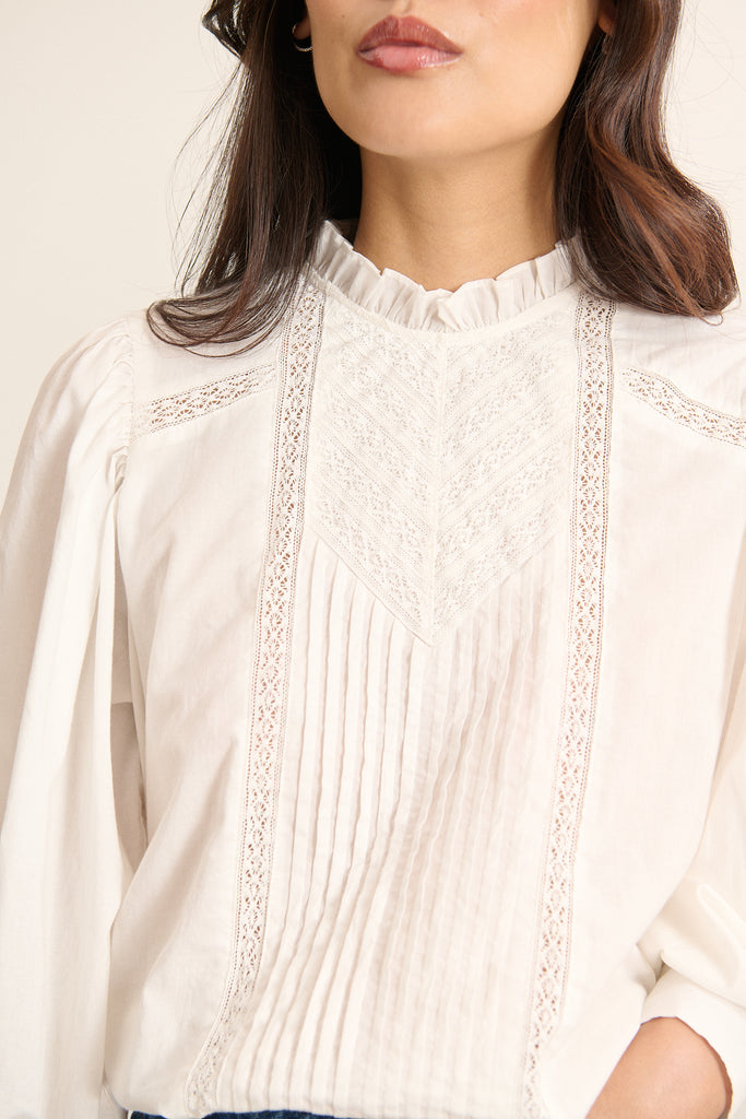 Tissu 100 % coton en voile léger, coloris blanc, jeu de transparence doux avec une finition mate et fluide. 