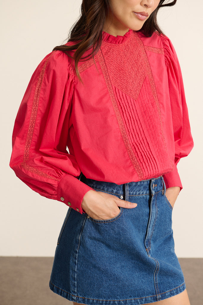 Blouse pour femme Garance Paris, coloris cerise, avec fermeture dans le dos par un bouton ton sur ton. 