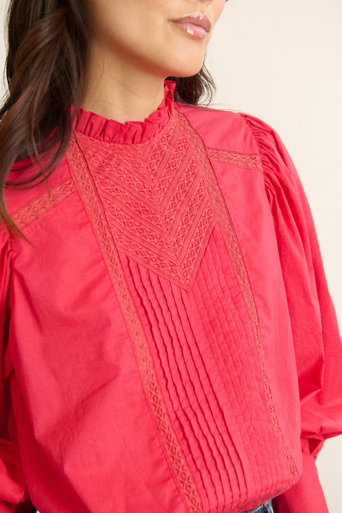 Blouse cerise en voile de coton, collection Garance Paris automne hier 2025, dentelles, plis, et col volanté.