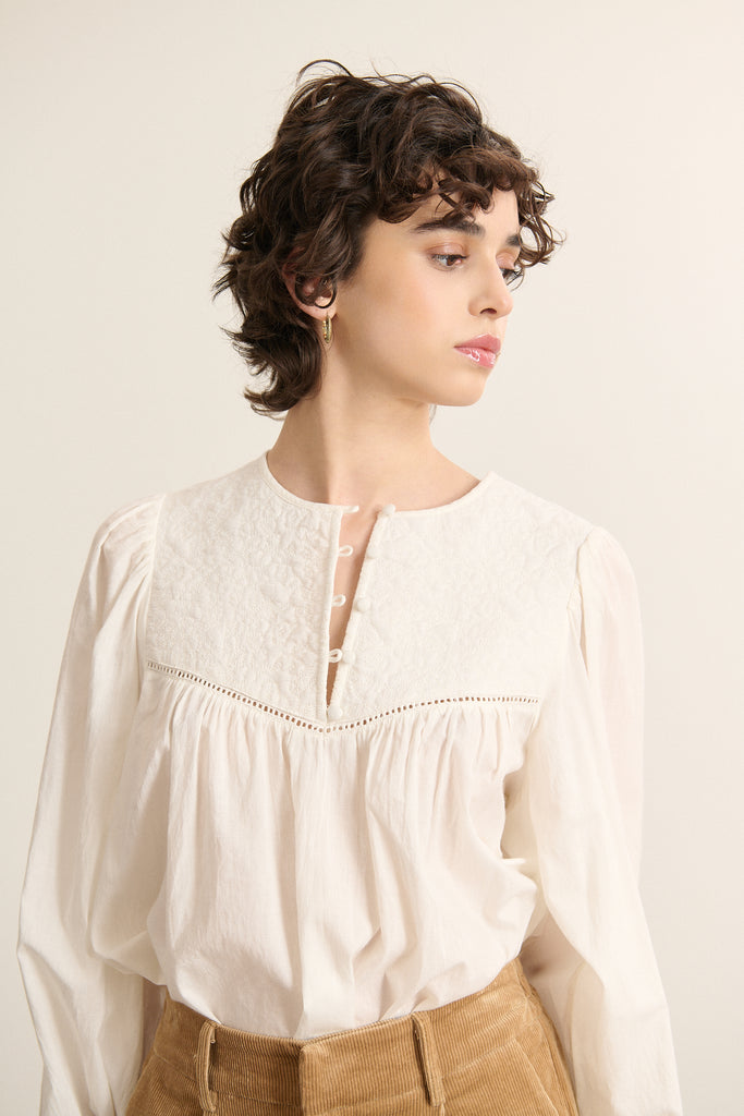 Blouse Garance Paris AH 2025 pour femme, ample en voile de coton, manches longues et coloris blanc. 