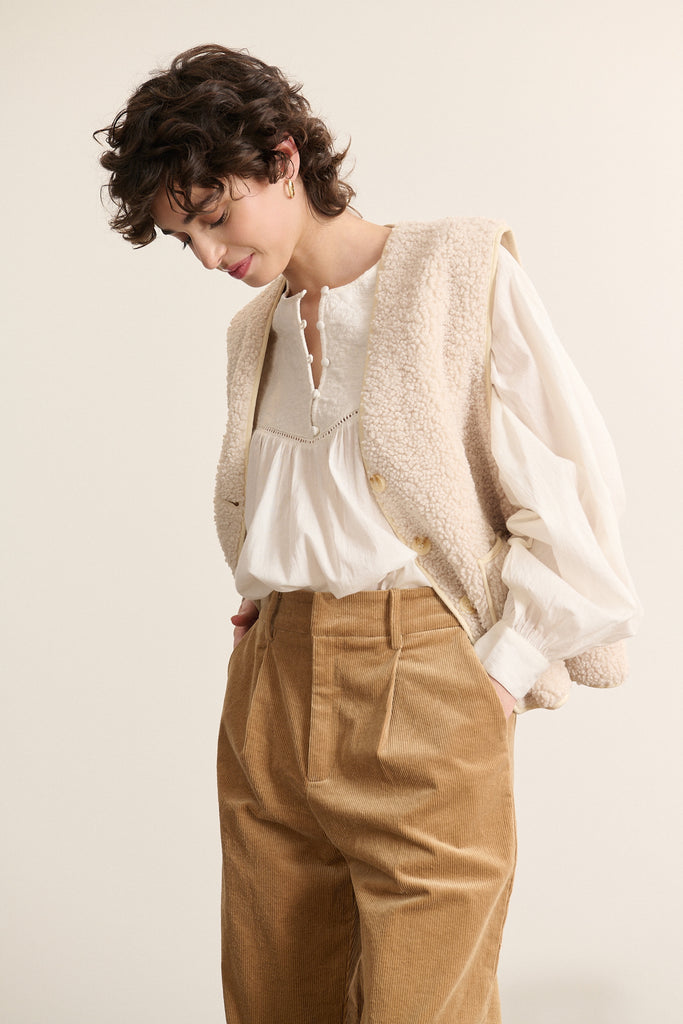 Blouse coloris blanc, voile de coton, collection Garance Paris automne hiver 2025, coupe ample et plastron matelassé.