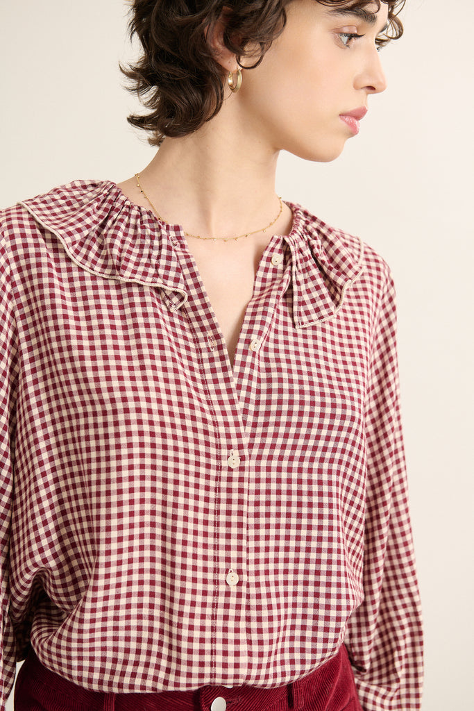 Haut pour femme Garance Paris, avec volant du col monté sur couture plate pour conserver une forme souple.