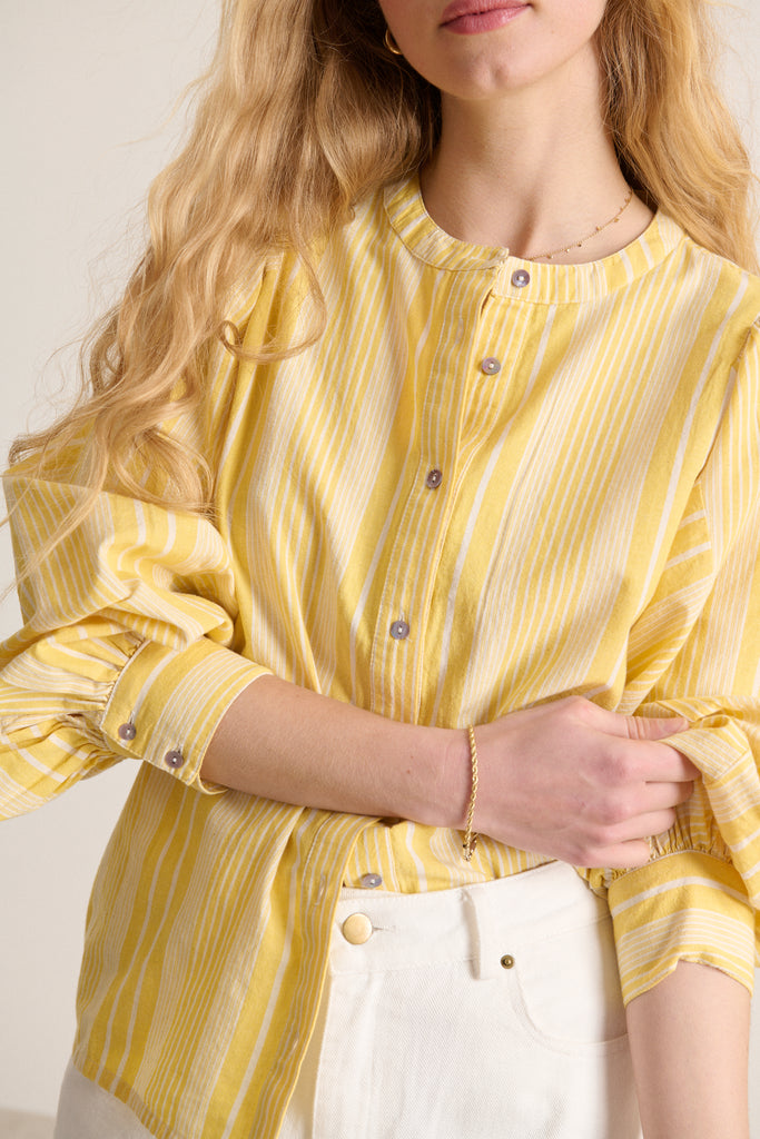 Haut léger collection printemps été pour femme de couleur jaune avec col rond et manches longues Garance Paris