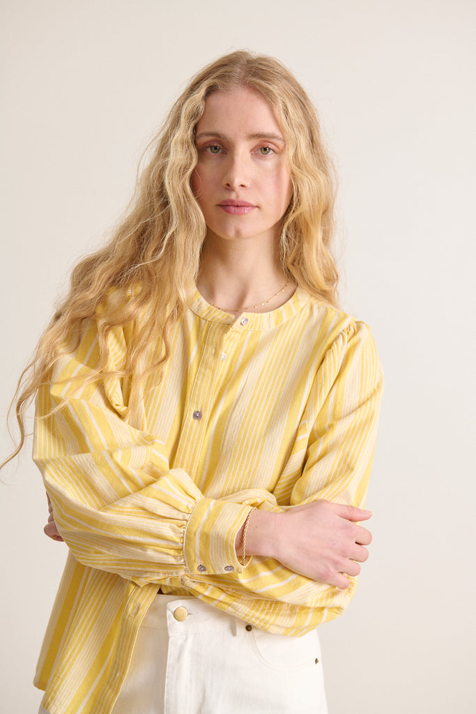 Blouse pour femme avec col rond coloris jaune manches larges boutonnées avec découpes et fermeture boutonnée à l'avant