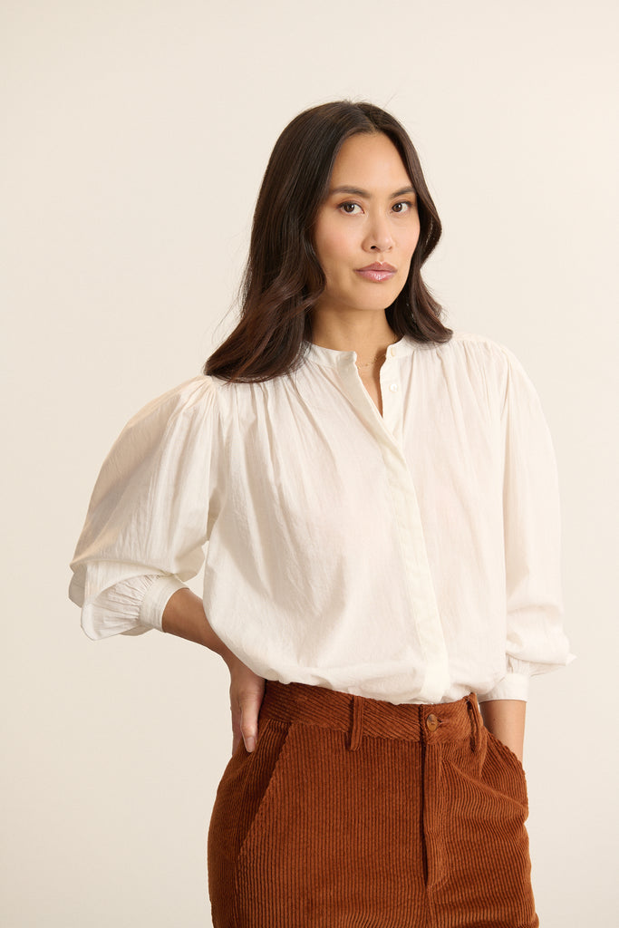 Voile de coton blanc 100 % coton, tissu léger et fluide avec transparence subtile et tombé souple sur l'ensemble de la pièce.
