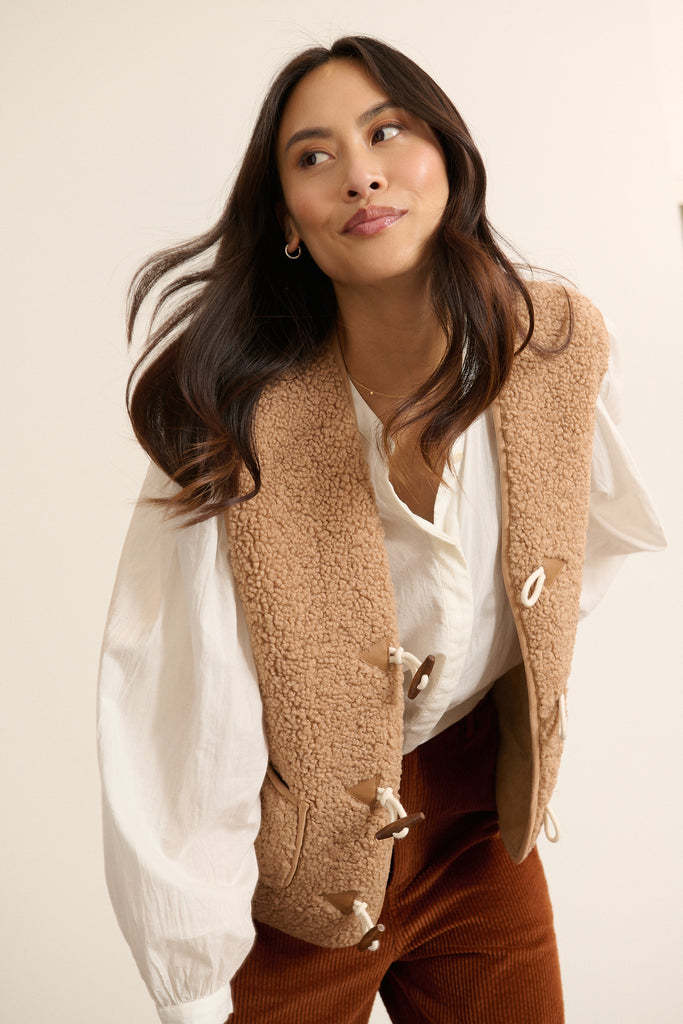 Blouse coloris blanc, voile de coton, collection Garance Paris, automne hiver 2025, coupe ample et dos matelassé.