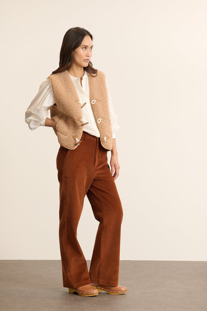 Femme portant la blouse KETTY, coloris blanc, fabriquée entièrement en coton, un essentiel chez Garance.