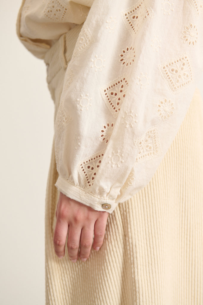 KETTY, un essentiel chez Garance, blouse ample en dentelle esprit broderie anglaise, découpe devant et de dos avec fronces.