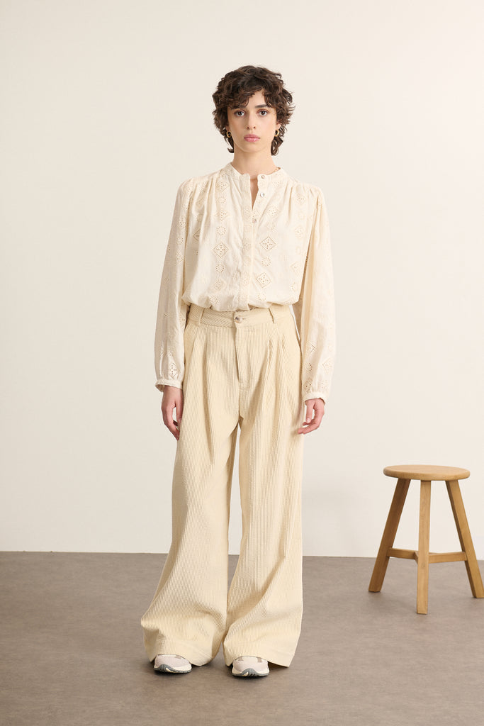 Blouse KETTY avec découpe horizontale sur le devant avec fronces réparties sous poitrine créant un volume fluide.