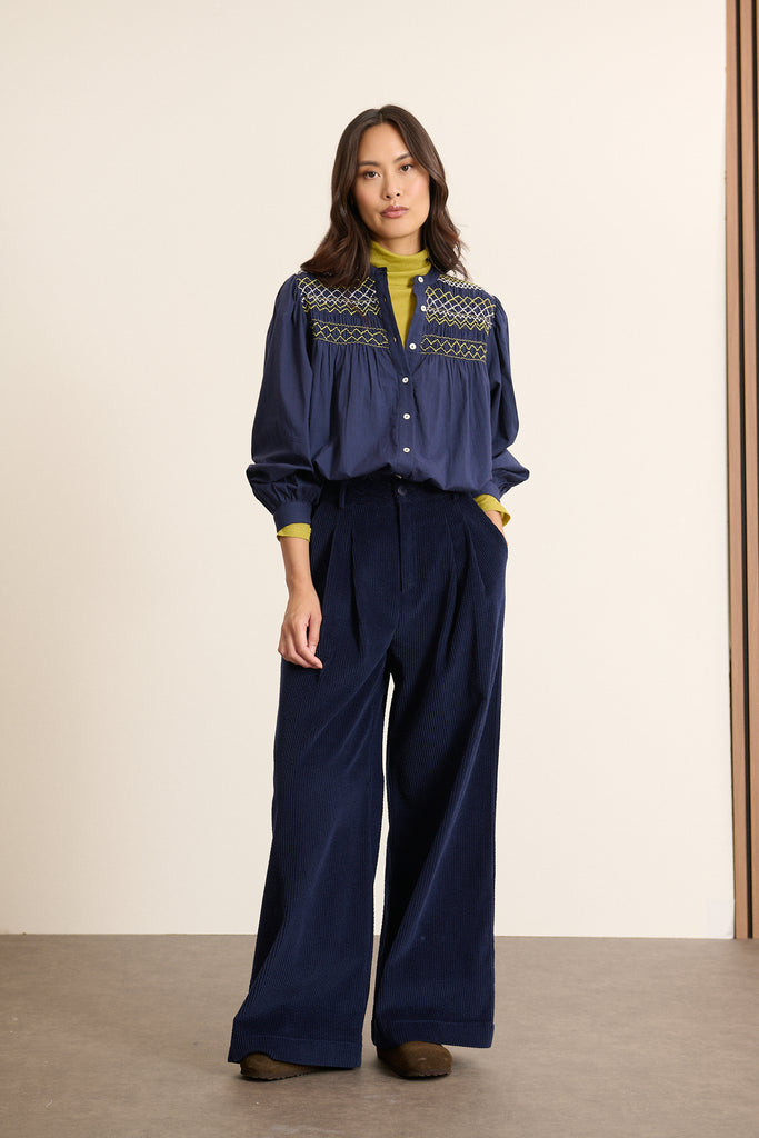 Blouse coloris marine, voile de coton, collection Garance Paris, automne hiver 2025, coupe ample et dos matelassé.