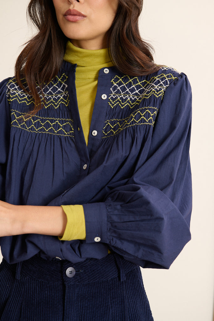 Femme portant la blouse KETTY, coloris marine, fabriquée entièrement en coton, un essentiel chez Garance.