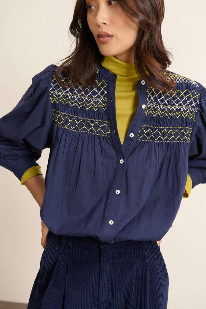 KETTY la blouse indispensable Garance, manches longues, découpe devant et dos matelassé, collection 2025.
