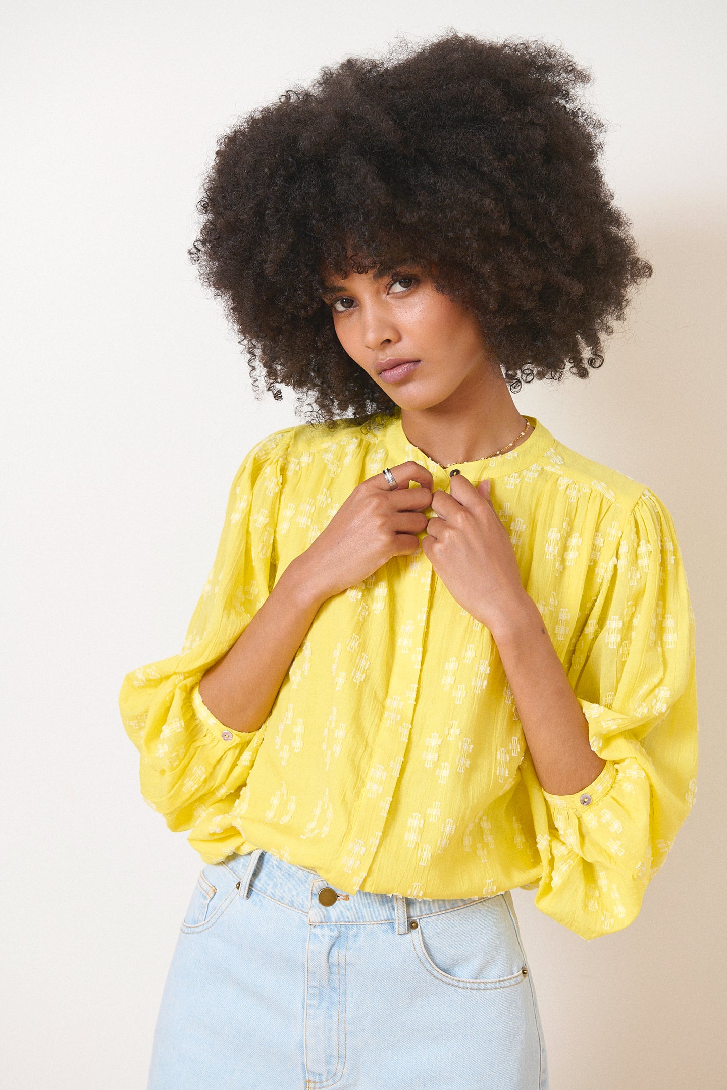 Blouse jaune lumineuse, broderie plumetis, manches larges boutonnées, vêtement femme collection été