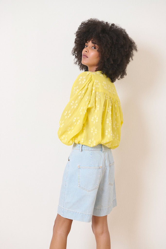 Short bleu bermuda, coupe classique avec large ourlet, poches fonctionnelles, un incontournable
