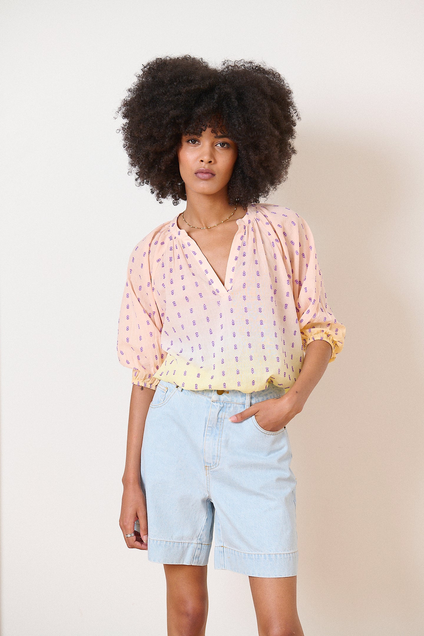 Blouse jaune en broderie plumetis, col V, manches 3/4 élastiques, teinture dip dye artisanale vêtement femme