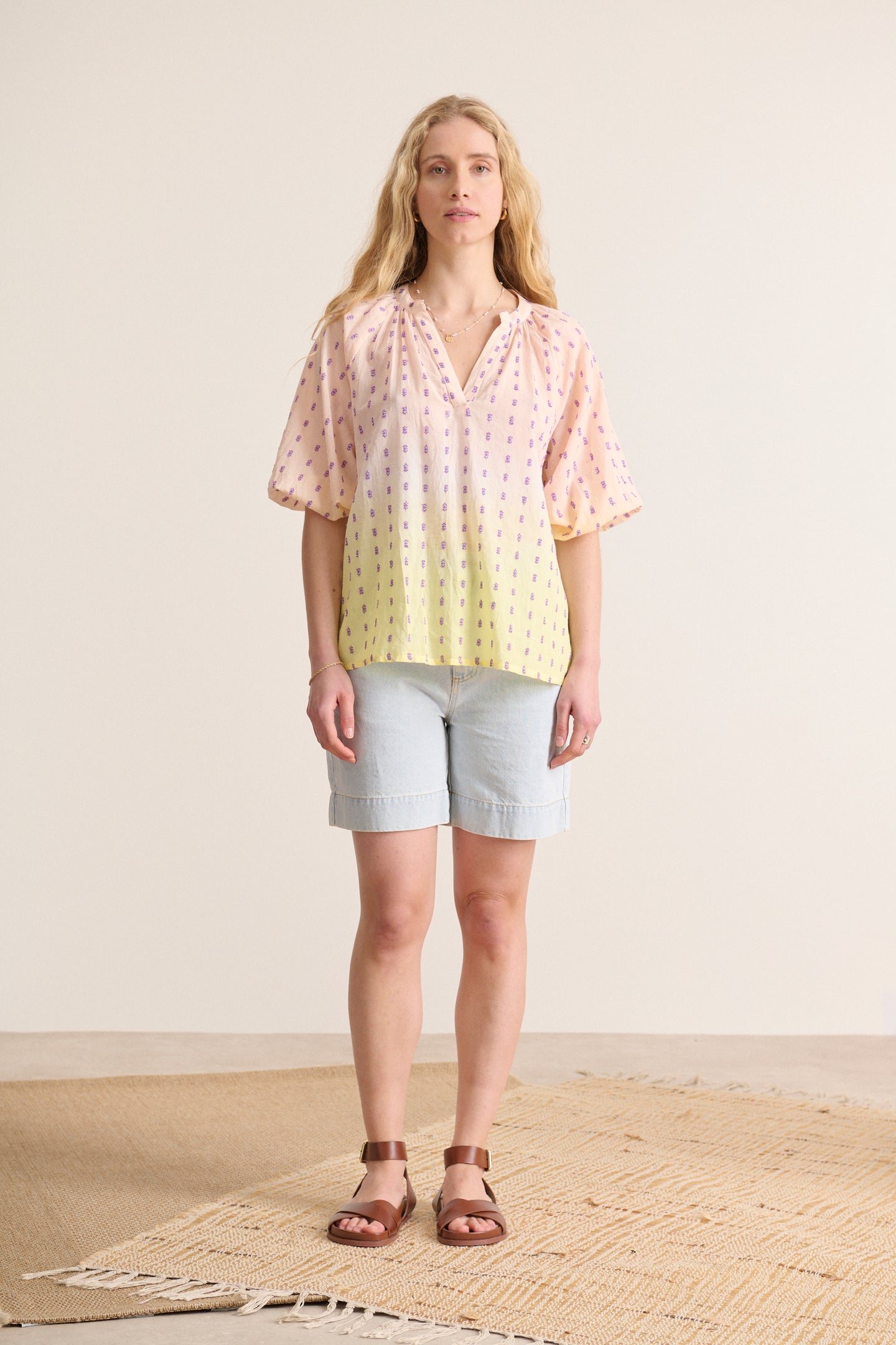 Blouse jaune légère, col V, manches élastiquées, détails plumetis et teinture dip dye artisanale vêtement femme