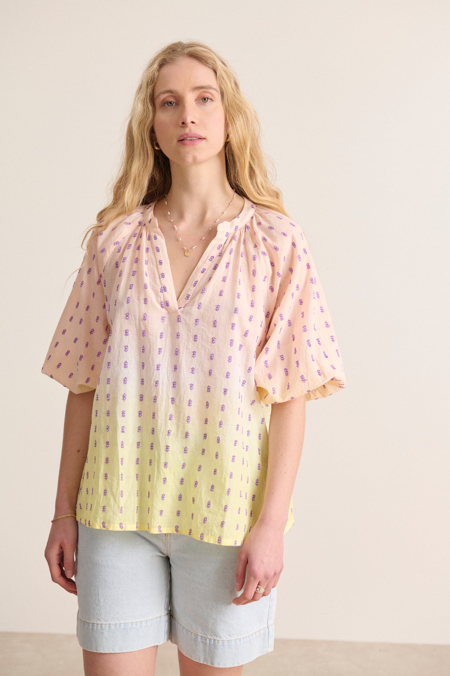 Blouse jaune dip dye fait main, col V, manches 3/4 élastiquées, broderie plumetis raffinée Garance Paris