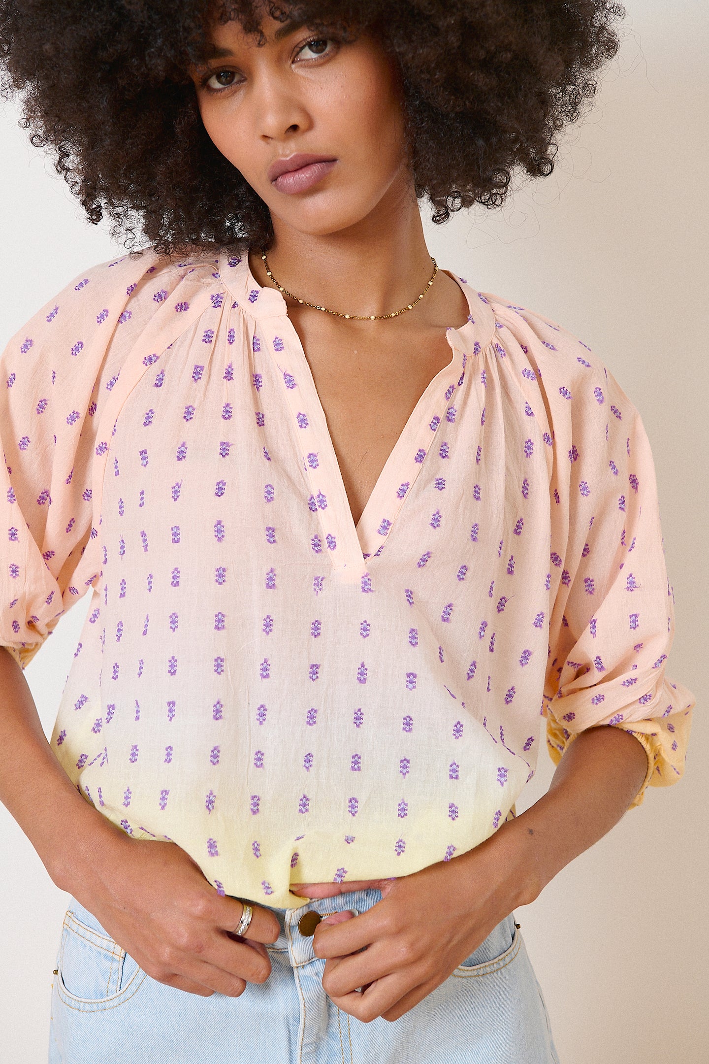 Blouse jaune broderie plumetis, col V élégant, manches 3/4 élastiquées, teinte dip dye subtile collection été