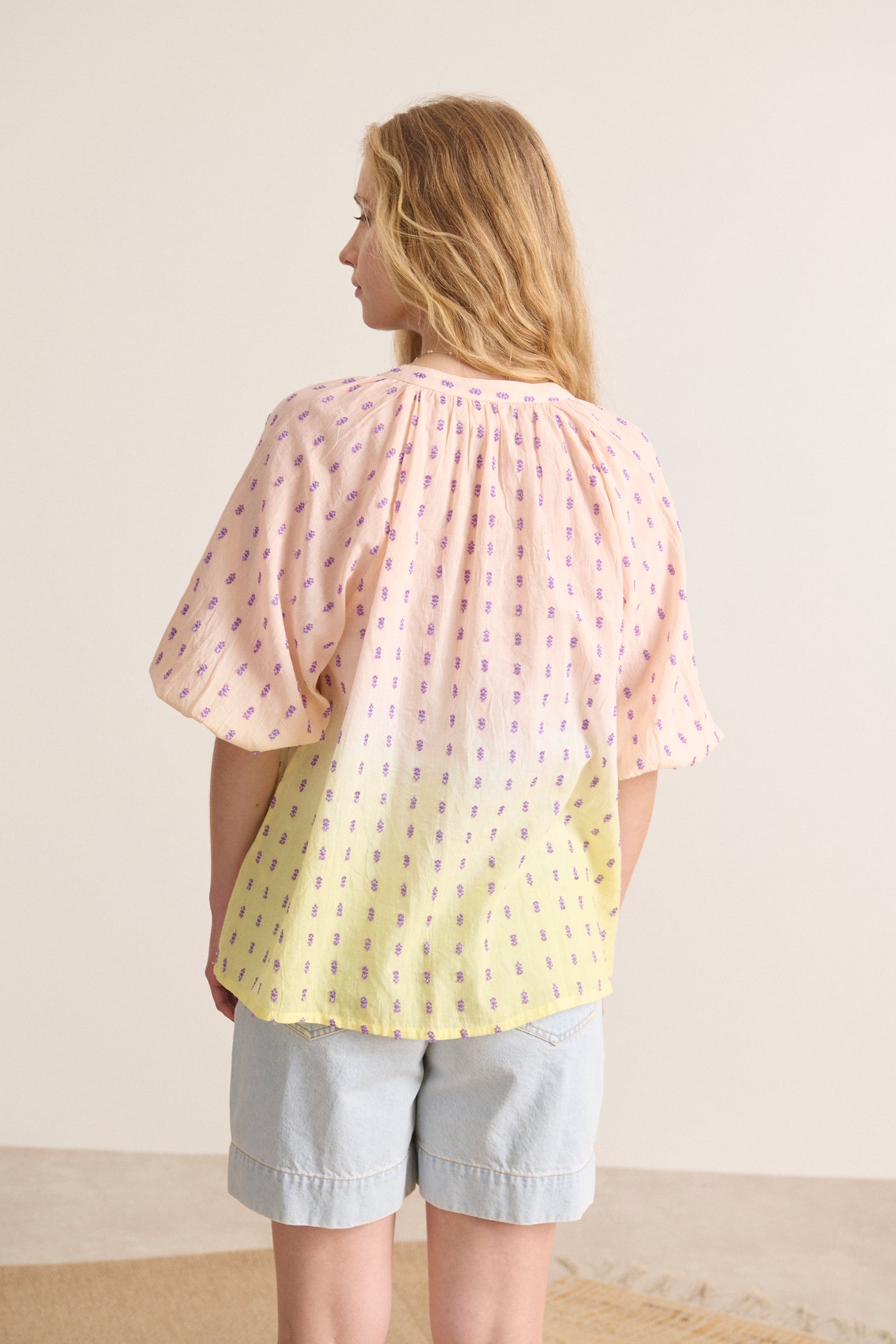 Blouse jaune fluide, broderie plumetis délicate, manches 3/4 élastiquées, effet dip dye unique collection été