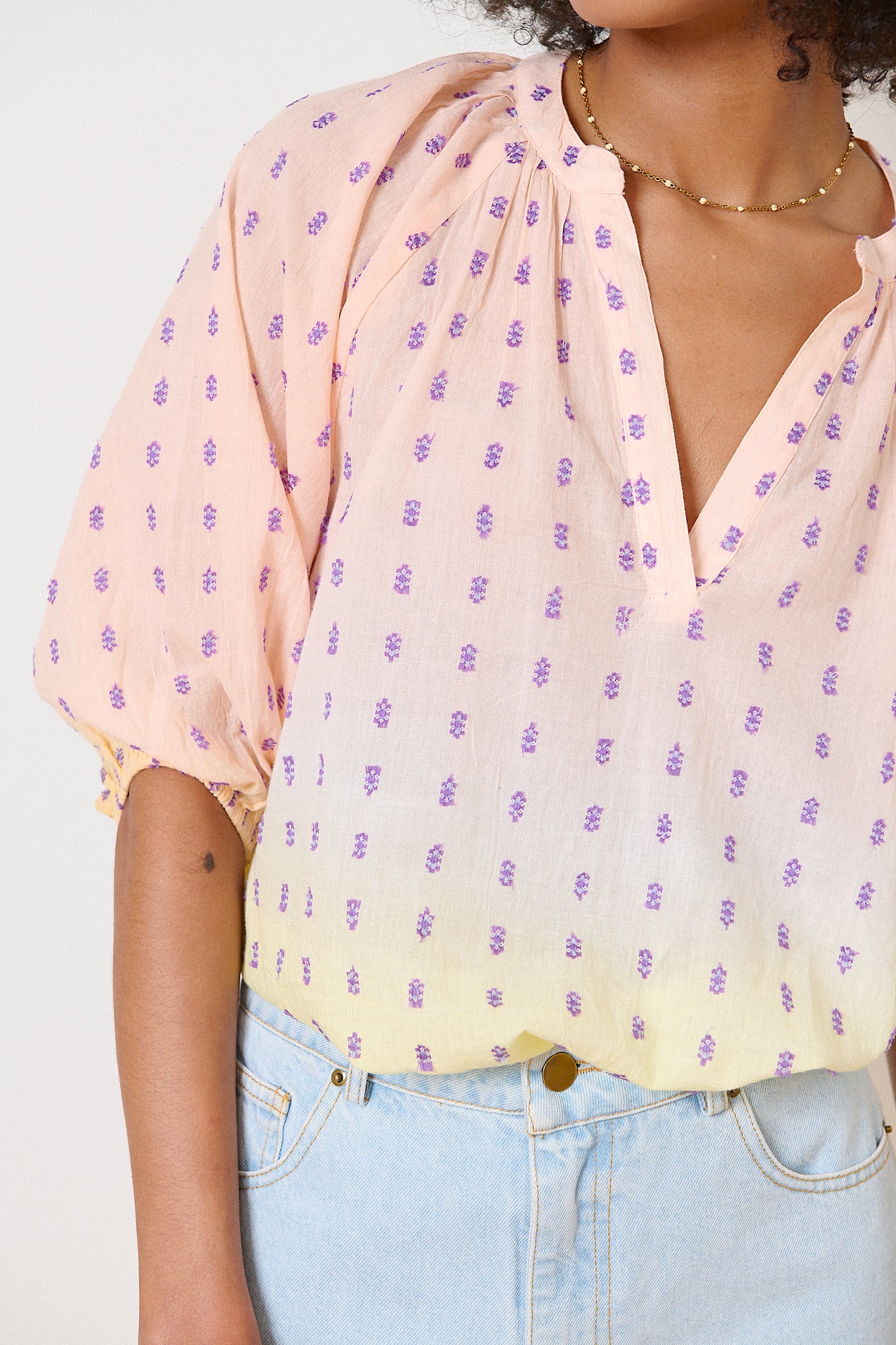 Blouse jaune col V, manches 3/4, broderie plumetis délicate, dip dye artisanal, vêtement femme tendance