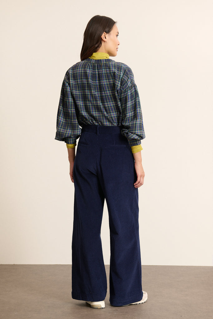 Vue arrière de la blouse ample, coupe droite avec couture d'empiècement haut et base légèrement arrondie. 